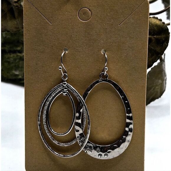 "5/$25" Pair of Mismatched Silvertone Teardrop Shaped Dangle Earrings - Picture 1 of 6